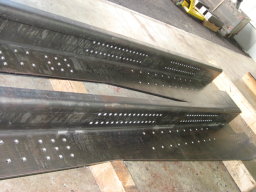 Gekantetes Blech 10 mm Stärke 14 mm Bohrungen