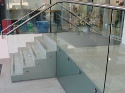Raiffeisen Bank Verglasung Handlauf